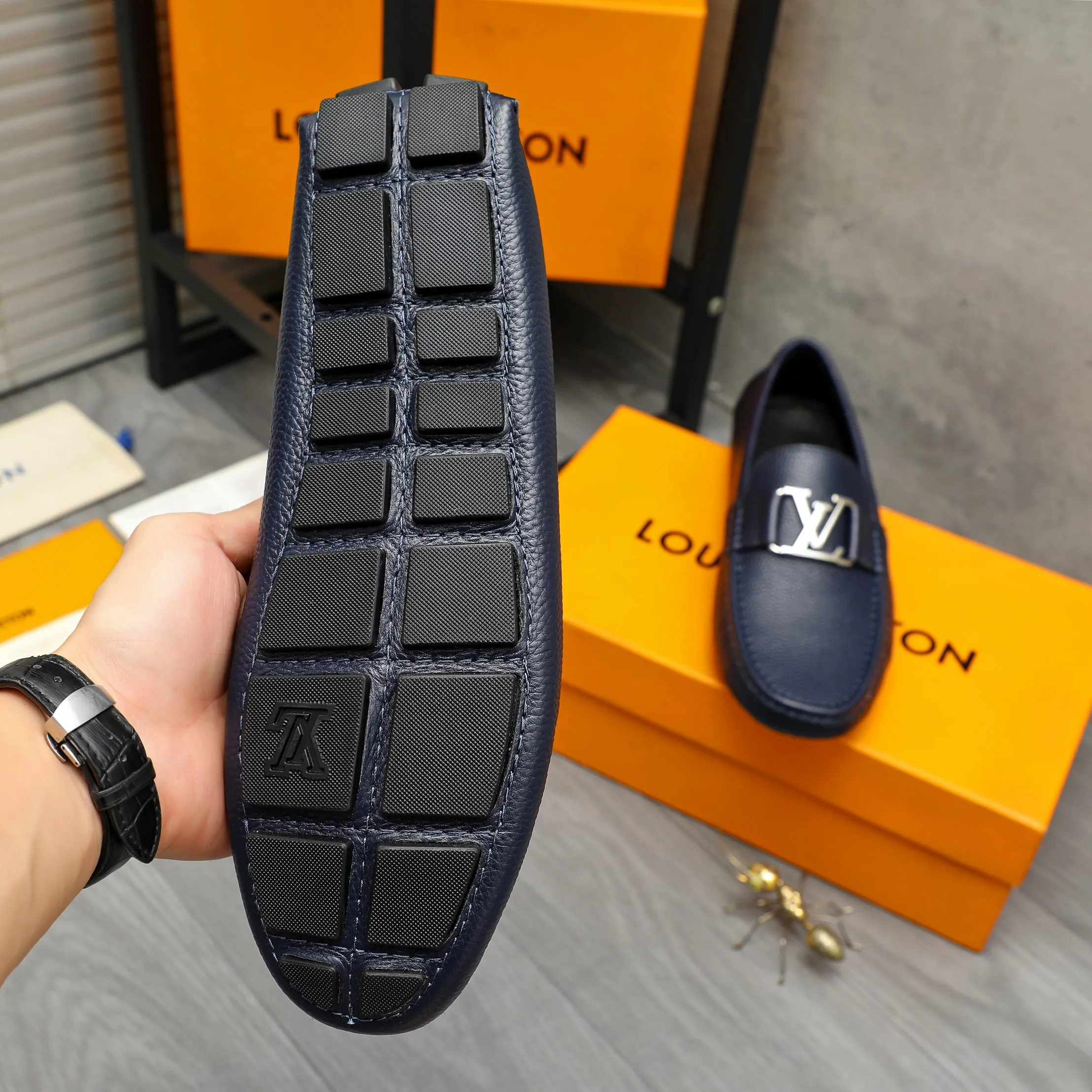 Men's shoes 💰420 Product trademark: LV "Louis Vuitton" casual slip-on shoes Regular size: 38-46 (45.46 custom-made, non-returnable) Product materials: Selected pebbled cowhide upper, sheepskin lining, original rubber outsole